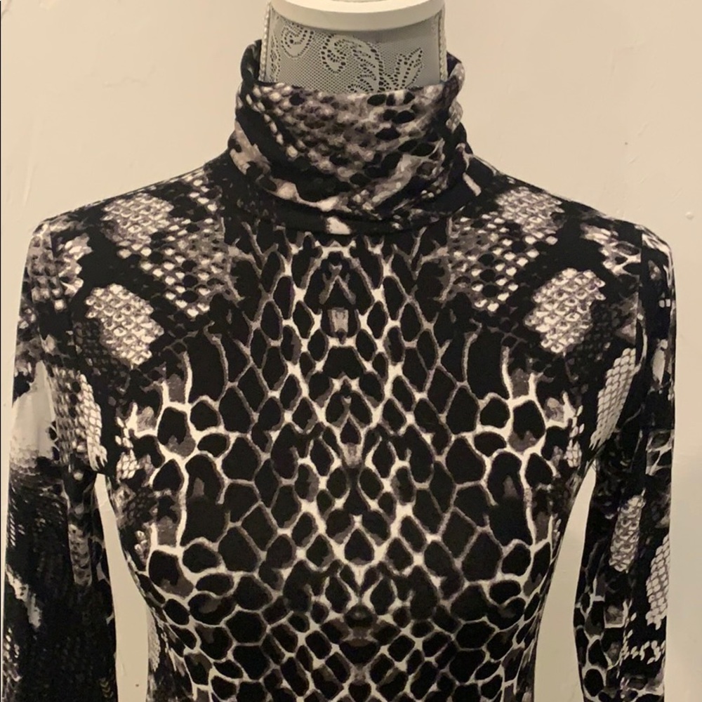 Animal print long sleeve turtleneck tight top - Picture 2 of 4